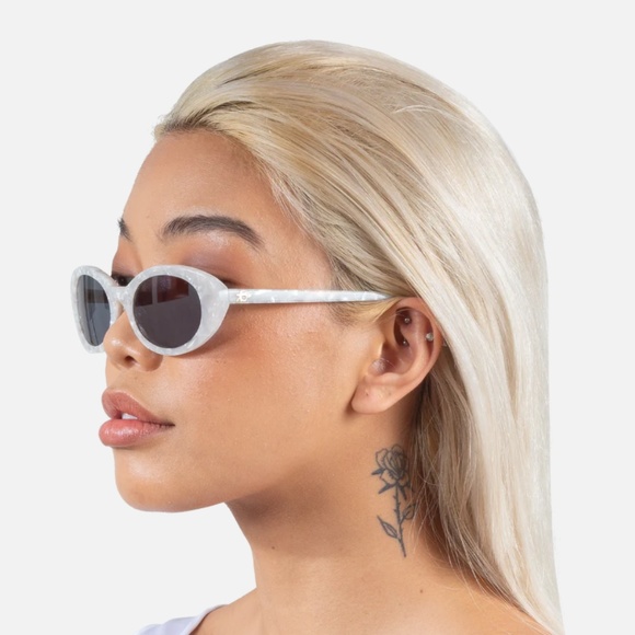 Chic White Sunglasses - Picture 3 of 3